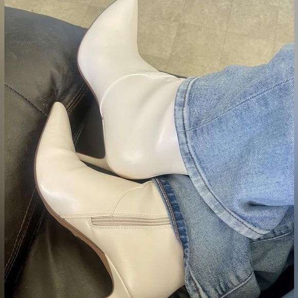 Express Pointed Toe Thin Heeled Booties - Picture 10 of 13